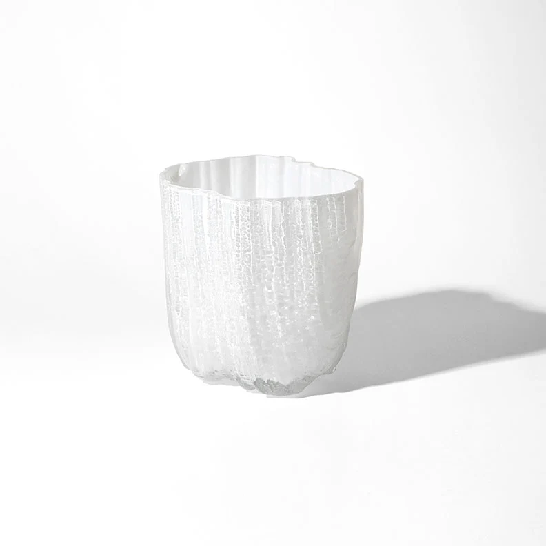 Petit vase blanc en verre soufflé