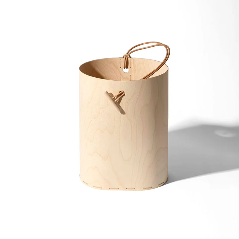 Panier en bois avec sa lanière de cuir