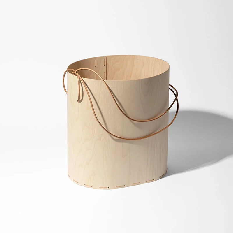 Panier en bois avec sa double lanière de cuir