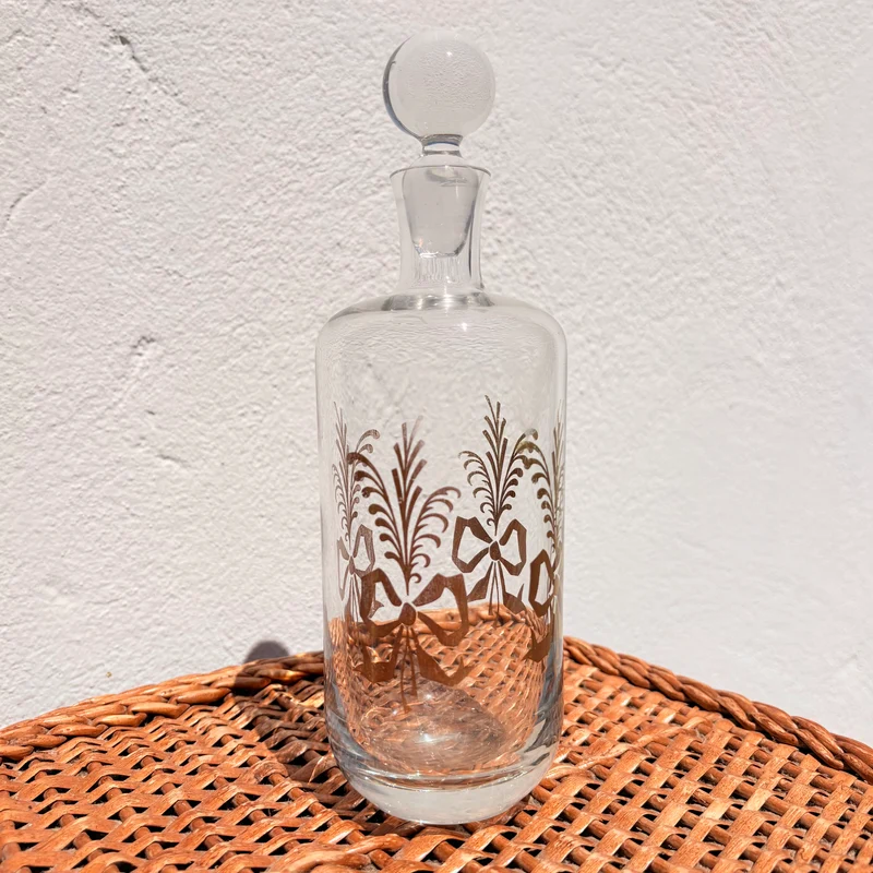 Carafe en verre à décors de noeuds