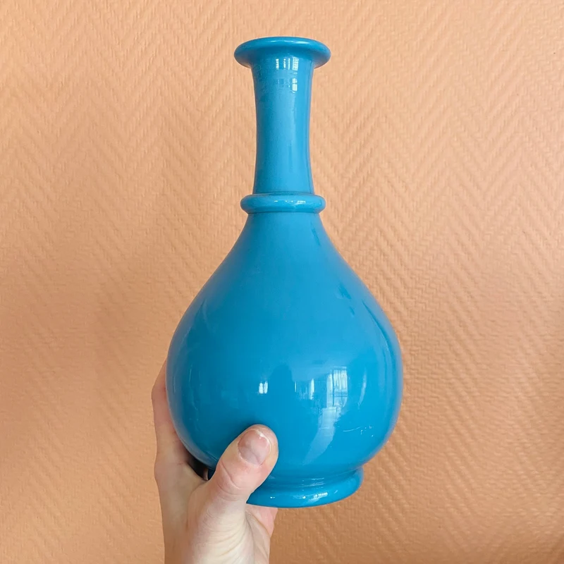 Vase en opaline bleue