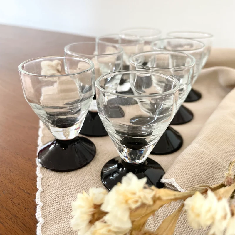 Lot de 8 verres à liqueur pied bordeau foncé